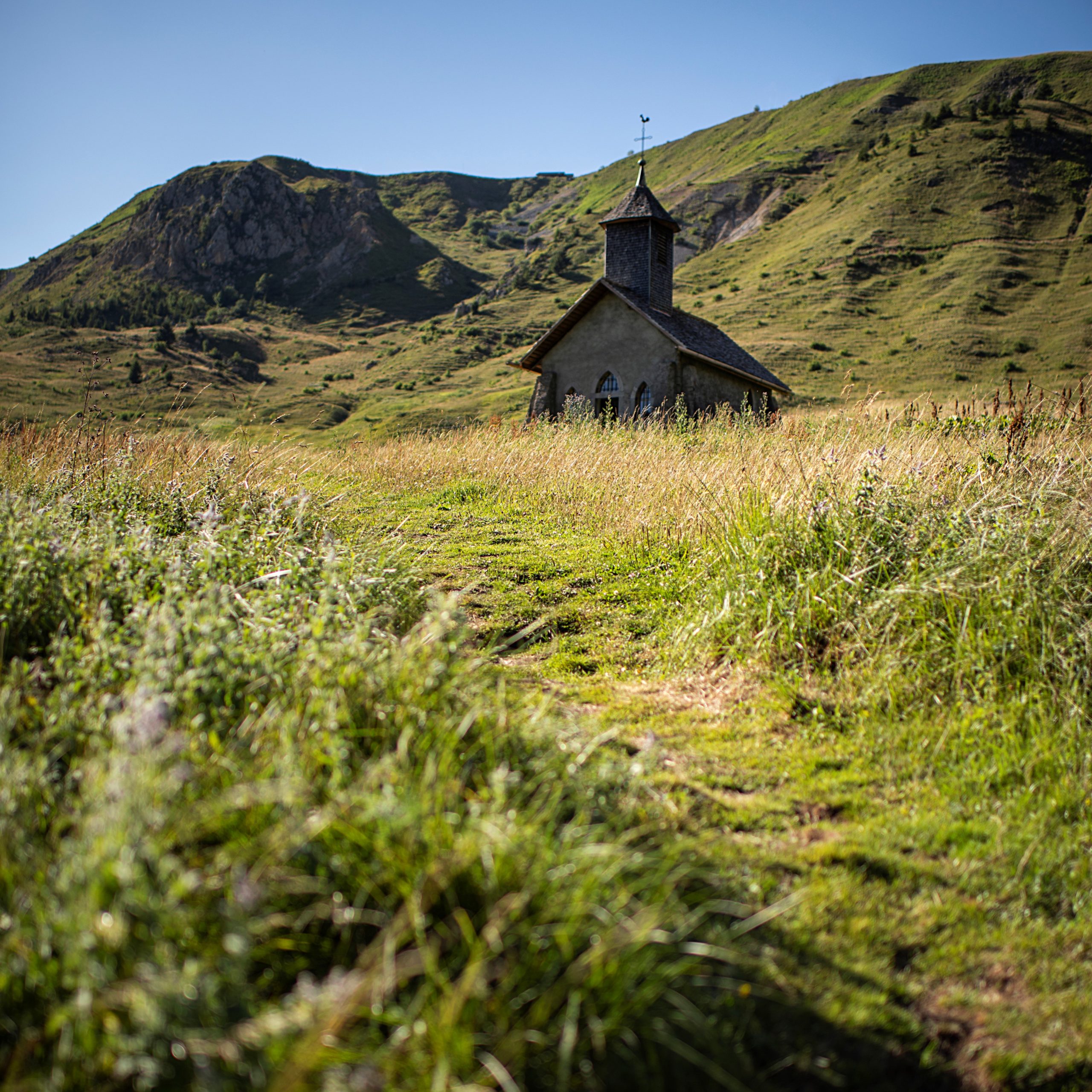 https://www.mairielegrandbornand.com/wp-content/uploads/2023/03/E19-7599-Randonnee_Famille-T.Vattard-Le-Grand-Bornand-cropped-scaled.jpg